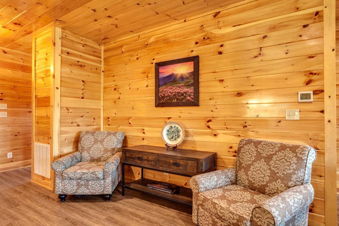 Gatlinburg Cabin With Private Hot Tub By Staycating Ngoại thất bức ảnh