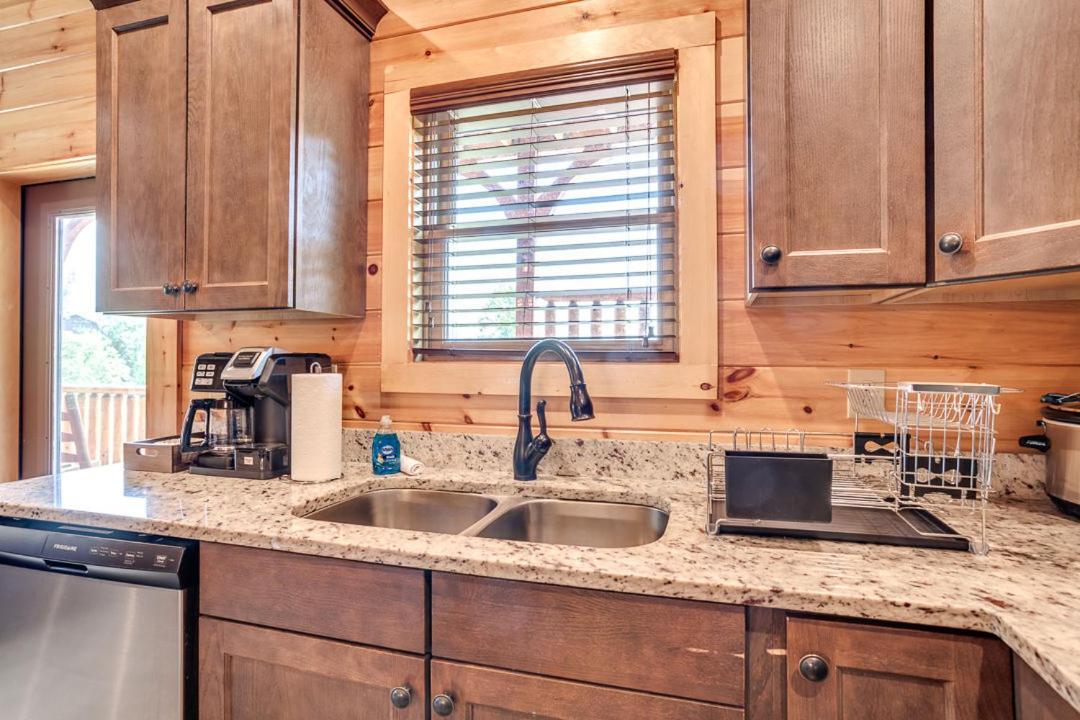 Gatlinburg Cabin With Private Hot Tub By Staycating Ngoại thất bức ảnh