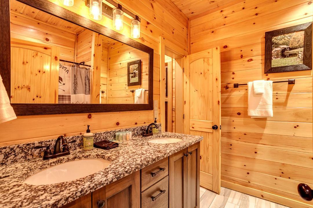Gatlinburg Cabin With Private Hot Tub By Staycating Ngoại thất bức ảnh